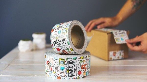 Доступный и быстрый способ оторвать скотч, если под рукой нет ножниц