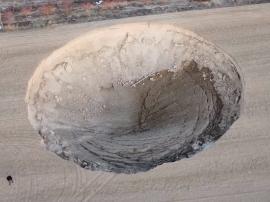 Российский ученый Богоявленский объяснил появление огромной воронки на поле в Турции