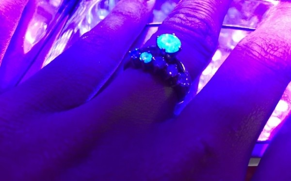 Как отличить настоящий бриллиант от подделки Как отличить настоящий бриллиант от подделки