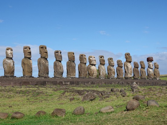 На острове Пасхи нашли странное каменное изваяние в кратере вулкана