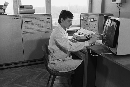 Сенсорный экран, миллион долларов и два покушения: как в СССР создавали первые в мире ПК 