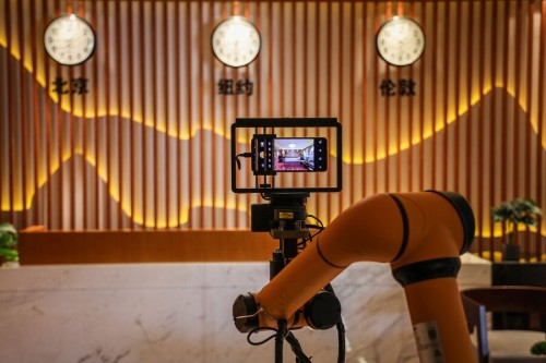 Роботы роняют смартфоны и фотографируют еду. День из жизни фабрики в Китае 