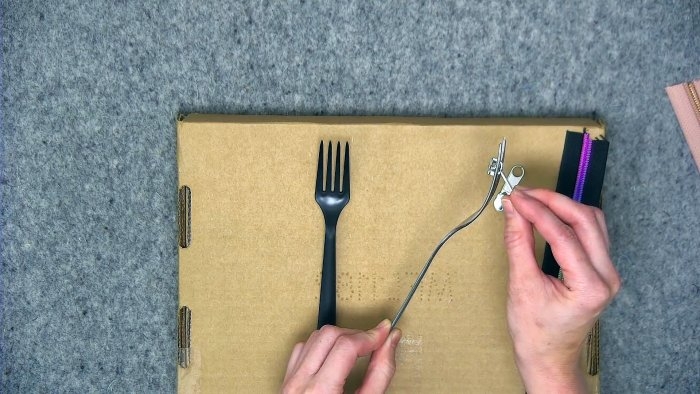 Как без мороки завести бегунок на молнию с помощью вилки Как без мороки завести бегунок на молнию с помощью вилки