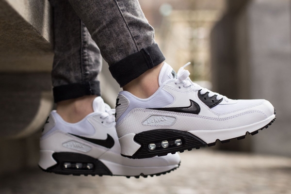 Народные методы, чтобы быстро отбелить кроссовки и другую белую обувь Народные методы, чтобы быстро отбелить кроссовки и другую белую обувь