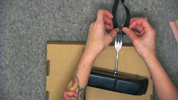 Как без мороки завести бегунок на молнию с помощью вилки Как без мороки завести бегунок на молнию с помощью вилки